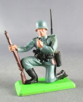 Britains Deetail - WW2 - German - 2sd series radio kneeling