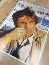 Columbo -  2 Photos Couleurs, 1 poster, 6 jaquettes vidéo (Française), 72 Pages d\'informations (en anglais)