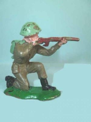 Crescent Toy - Ww2 - British Infantry Charging With Pistol