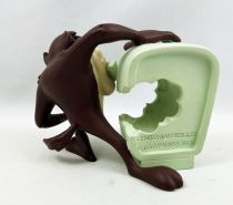 Looney Tunes - Demons & Merveilles Resin Figure - Tazmanian Devil eats fridge