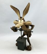 Looney Tunes - Demons & Merveilles Resin Figure - Wile E. Coyote and his detonator (21cm)