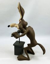 Looney Tunes - Demons & Merveilles Resin Figure - Wile E. Coyote and his detonator (21cm)