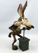 Looney Tunes - Figurine Résine Démons & Merveilles - Vil le Coyote et son détonateur (21cm)