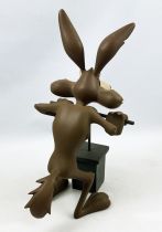 Looney Tunes - Figurine Résine Démons & Merveilles - Vil le Coyote et son détonateur (21cm)