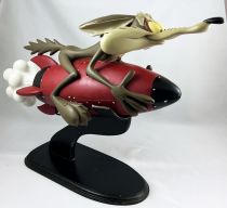 Looney Tunes - Statuette résine Warner Bros. 45cm - Vil Coyote sur la Roquette ACME