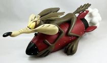 Looney Tunes - Statuette résine Warner Bros. 45cm - Vil Coyote sur la Roquette ACME