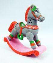 Père-Noël et ses amis - Figurine PVC Schleich - Cheval à bascule