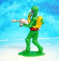 Space Toys - Plastic Figures - Outer Space Bazaar: Alien (green) with Ray Rifle