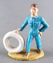 Starlux 35mm (1:50) - Cars station - Mechanic with tyre (ref 1021)