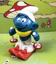 The Smurfs - Schleich - Skier Smurf (red & white poles)