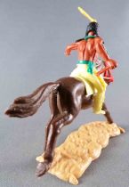 Timpo Indians 2nd Series (moulded weapon) Mounted with Knife Yellow Legs Yellow Feather Dark Brown Galloping (long) Ho