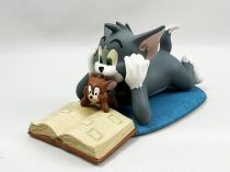 Tom and Jerry - Demons & Merveilles Resin Figure - Tom and Jerry reading