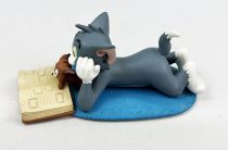 Tom and Jerry - Demons & Merveilles Resin Figure - Tom and Jerry reading