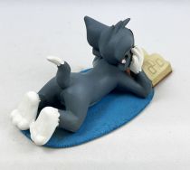 Tom and Jerry - Demons & Merveilles Resin Figure - Tom and Jerry reading